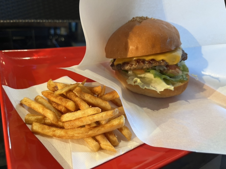 【東神奈川】ベアーズダイナー｜マスタードとマヨネーズが支える王道の芯。トッピングで自分仕様に寄せる一軒