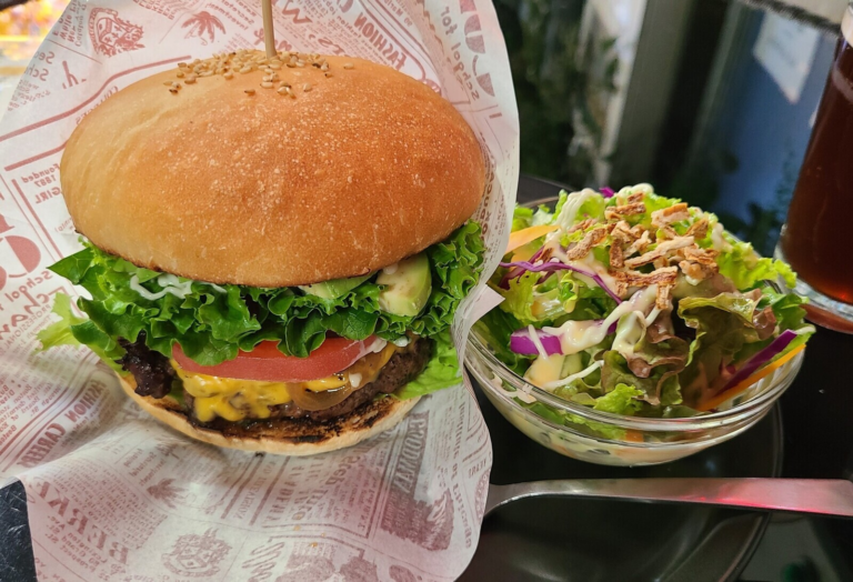 【横浜｜天王町】BURGERS NEW YORK（バーガーズニューヨーク）｜炭火焼きパティの香ばしさとテラスの抜け感。昼に整うニューヨークバーガー体験