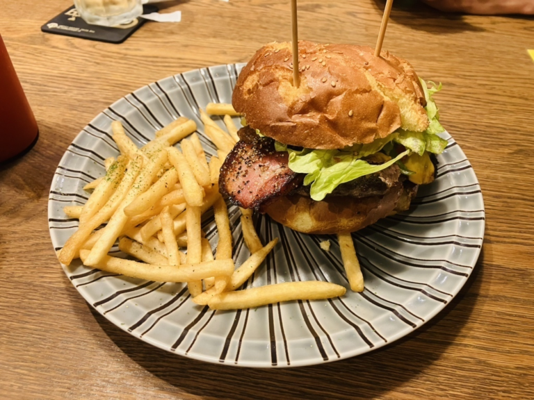 【横浜駅西口】California Diner PLAYERS｜超粗挽きビーフ100%×ブリオッシュバンズ。継ぎ足しソースの“アメリカン”で、腹も気分も満たす。