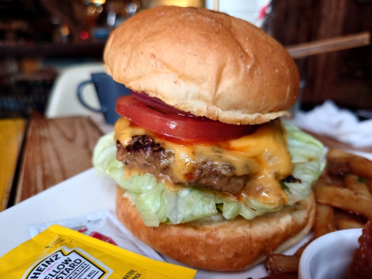 【横浜駅西口】STOVES（ストーブス）｜バンズもパテもピクルスも“全部自家製”。グリル&バーが本気で作る、王道バーガーの夜。