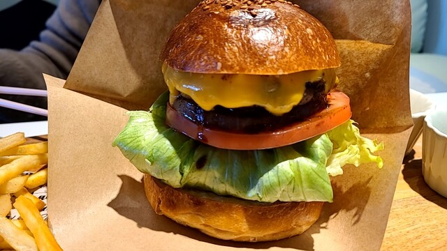 【逗子｜葉山】アリイドライブ（Alii Drive）｜葉山牛パティとつなぎ不使用の牛100パーセント。