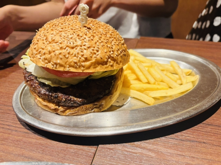 【横須賀】HONEY BEE（ハニービー）｜どぶ板通り近くの老舗ハンバーガー