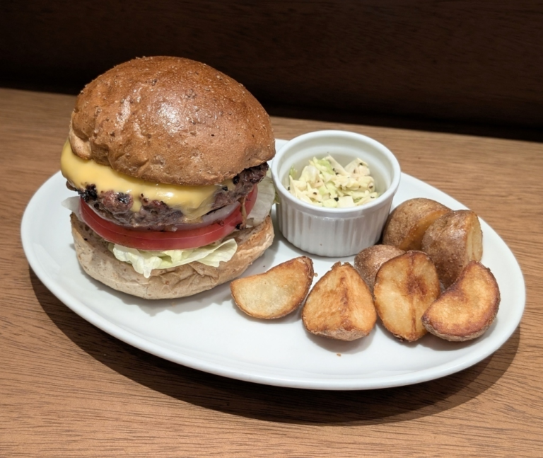 【新宿御苑前】THE BURGER STAND FELLOWS（フェローズ）｜表参道から新宿御苑へ、炭火焼きパティで再始動した職人バーガー