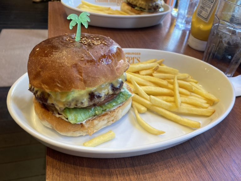 【四谷三丁目】Island Burgers（アイランドバーガーズ）四谷本店。四谷三丁目で“王道”を積み上げる、手作りパティと甘めバンズのグルメバーガー