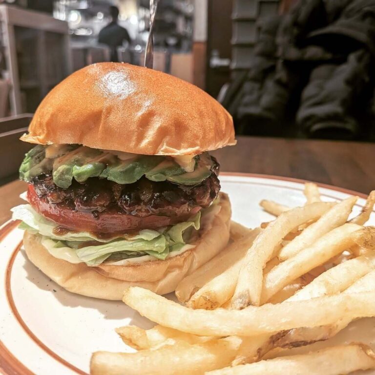 【新宿御苑】GOOD MUNCHIES（グットマンチーズ）｜駅前30秒で噛む、和牛脂入りパティと自家製ソースの“記憶に残る”バーガー