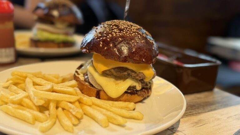 【原宿】TOKYO BURGER CAFE&BAR (東京バーガーカフェ)|原宿駅前の2階で食べる、ソースと具材で遊ぶアメリカンダイナーバーガー