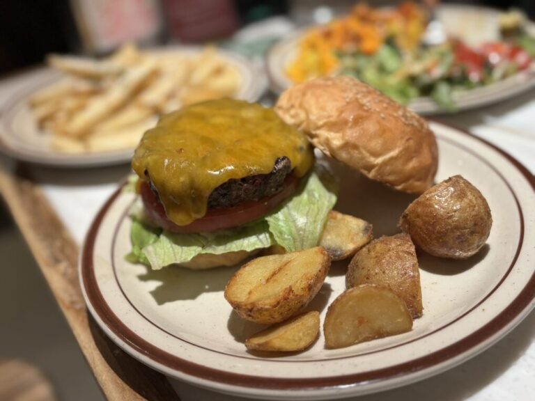 【原宿】Hohokam DINER(ホホカム)|原宿駅前で“LAカフェ”を丸ごと食べる、ハニーとチリが主役のダイナーバーガー