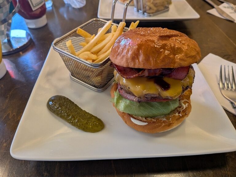 肉とペッパーで押し切る。Shake Tree Burger & Barのベーコンチーズバーガー