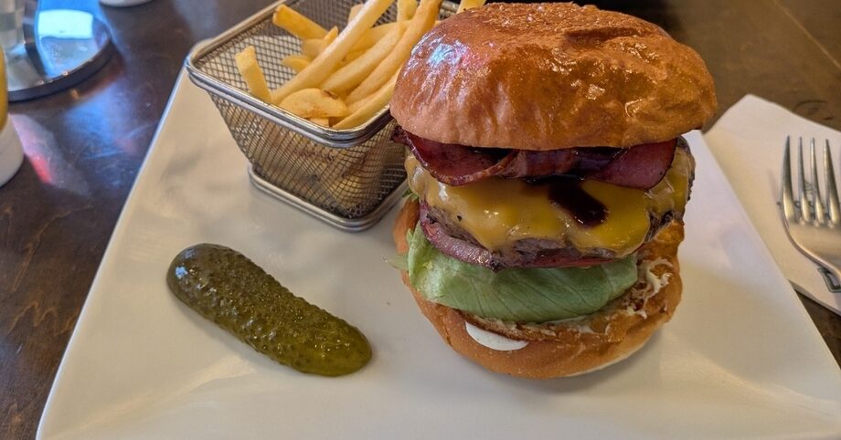肉とペッパーで押し切る。Shake Tree Burger & Barのベーコンチーズバーガー